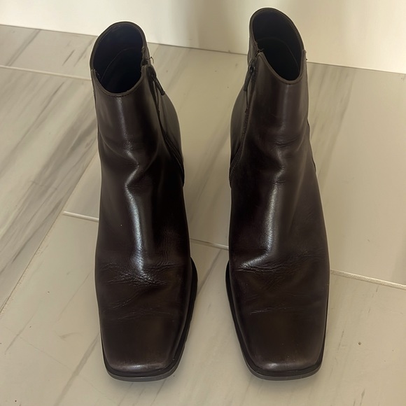 ECCO ankle boots in a deep chocolate brown color. LIKE NEW CONDITION BARGAIN! - Picture 9 of 10